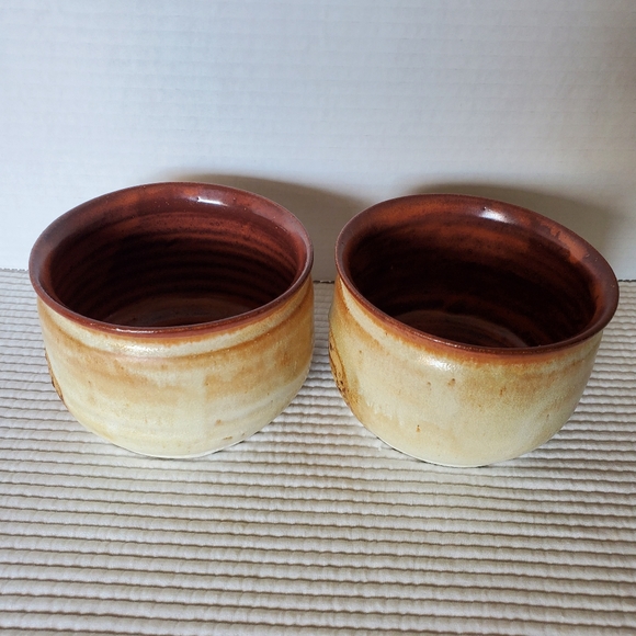 2 Handmade Pottered Bowls Vintage Pottery Brown Beige Signed 16oz - Picture 3 of 9